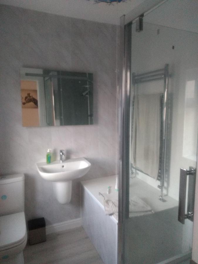 Cheltenham - 3 Bedroom, Parking, Disneyplus Kültér fotó