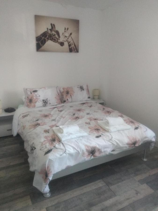 Cheltenham - 3 Bedroom, Parking, Disneyplus Kültér fotó