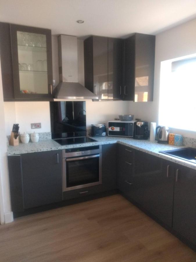 Cheltenham - 3 Bedroom, Parking, Disneyplus Kültér fotó