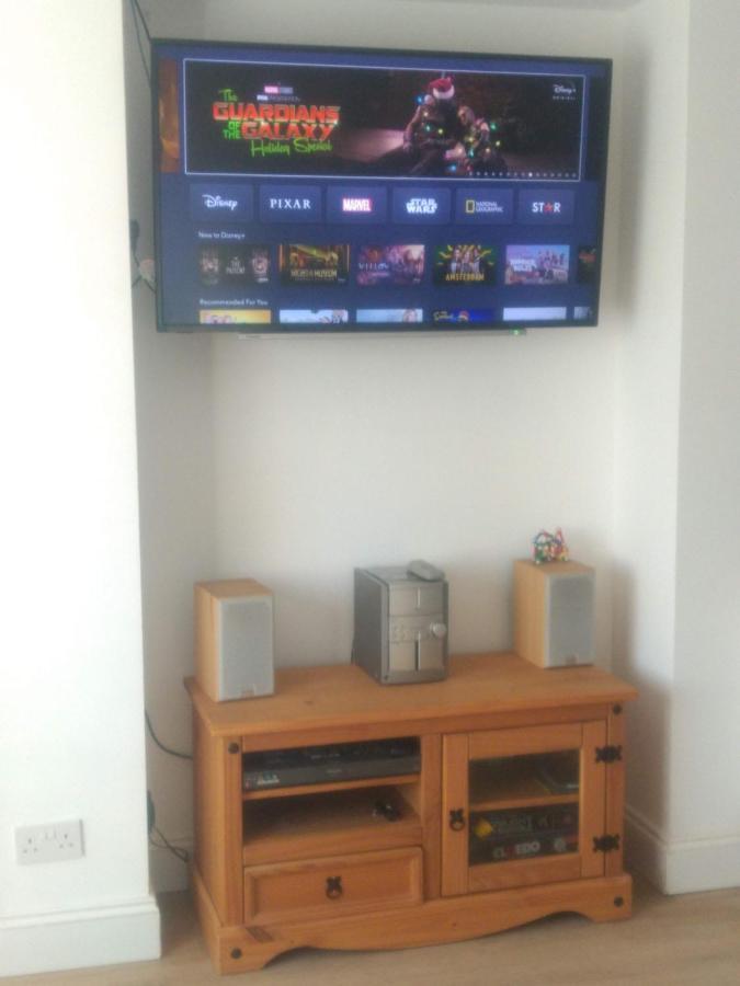 Cheltenham - 3 Bedroom, Parking, Disneyplus Kültér fotó