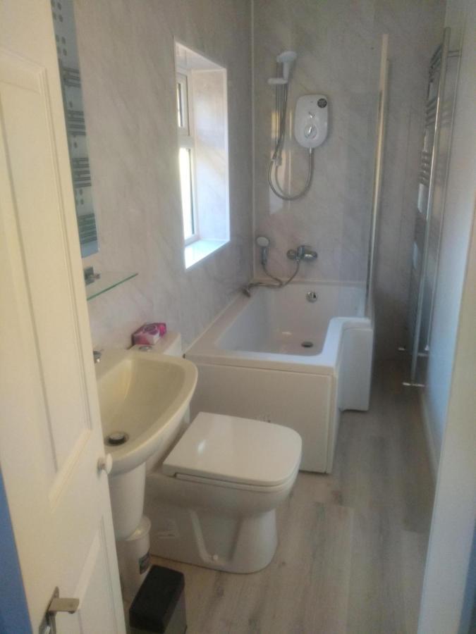 Cheltenham - 3 Bedroom, Parking, Disneyplus Kültér fotó