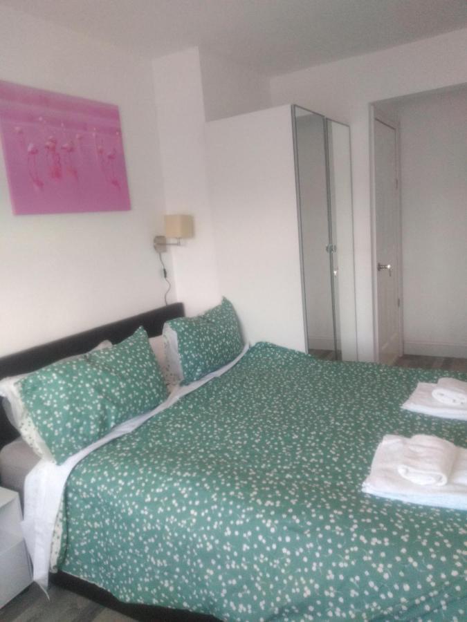 Cheltenham - 3 Bedroom, Parking, Disneyplus Kültér fotó